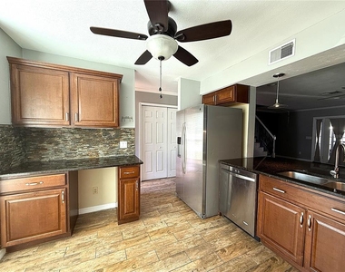16335 Rambling Vine Drive W - Photo Thumbnail 9