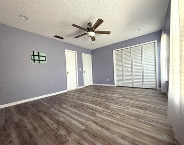 16335 Rambling Vine Drive W - Photo Thumbnail 13