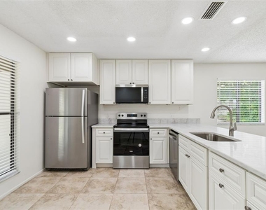 2945 Grovewood Boulevard - Photo Thumbnail 10