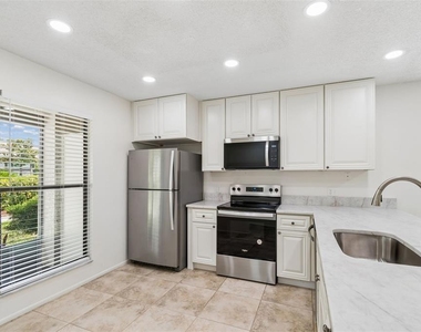 2945 Grovewood Boulevard - Photo Thumbnail 14