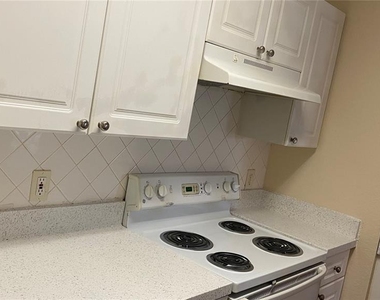 18001 Richmond Place Drive - Photo Thumbnail 10