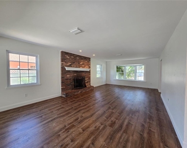 300 Cypress Creek Circle - Photo Thumbnail 6