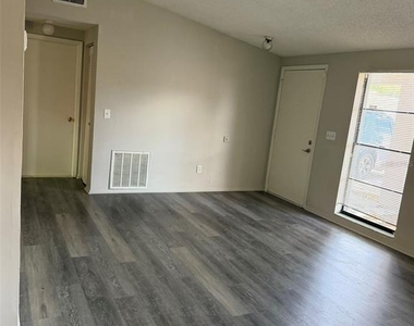 9601 Shalimar Court - Photo Thumbnail 5