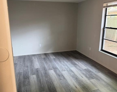 9601 Shalimar Court - Photo Thumbnail 11
