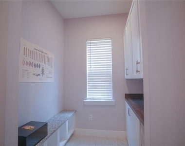 1211 Arisha Drive - Photo Thumbnail 7