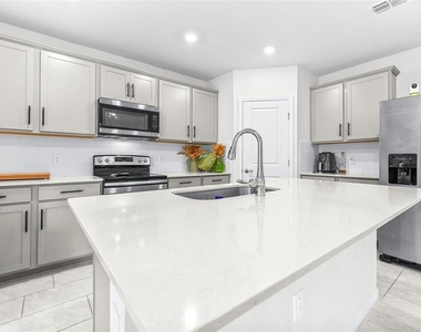 1050 Michelangelo Lane - Photo Thumbnail 8