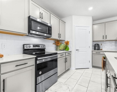 1050 Michelangelo Lane - Photo Thumbnail 9