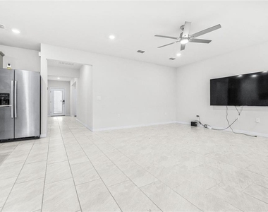 1050 Michelangelo Lane - Photo Thumbnail 5