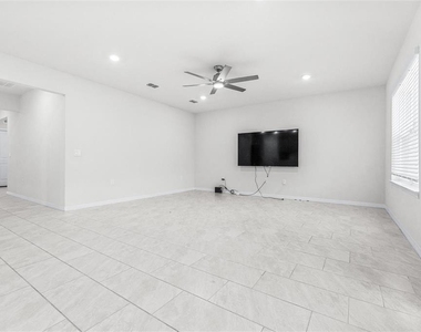 1050 Michelangelo Lane - Photo Thumbnail 4