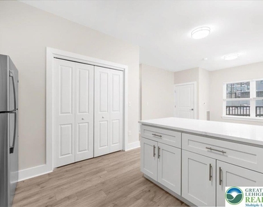 410 William Street - Photo Thumbnail 13