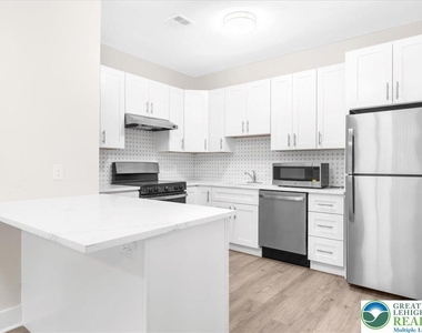410 William Street - Photo Thumbnail 7
