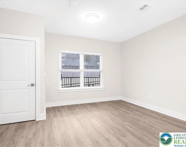 410 William Street - Photo Thumbnail 11