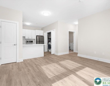 410 William Street - Photo Thumbnail 9