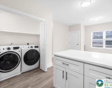 410 William Street - Photo Thumbnail 10