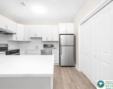410 William Street - Photo Thumbnail 10