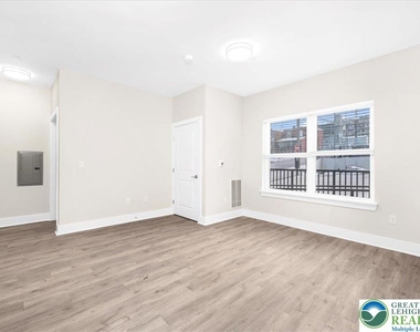 410 William Street - Photo Thumbnail 14