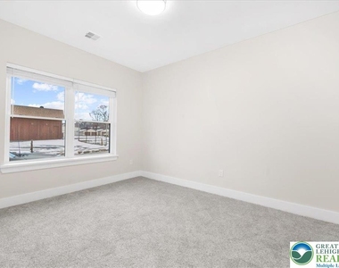 410 William Street - Photo Thumbnail 17