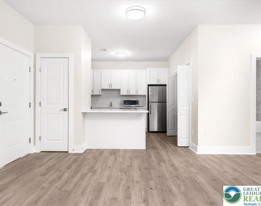 410 William Street - Photo Thumbnail 8