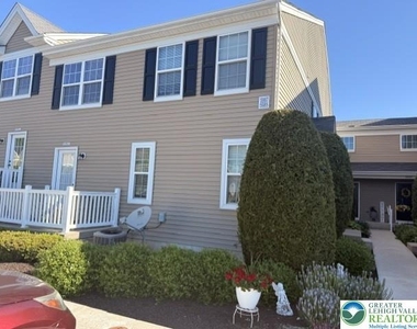 5985 Valley Forge Drive - Photo Thumbnail 11