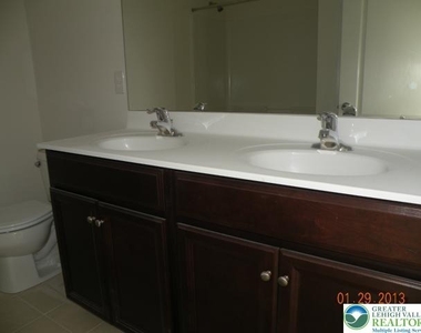 5985 Valley Forge Drive - Photo Thumbnail 7