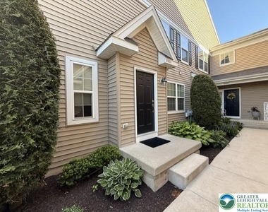 5985 Valley Forge Drive - Photo Thumbnail 10