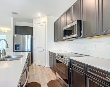 1317 Sterling Pointe Drive - Photo Thumbnail 7