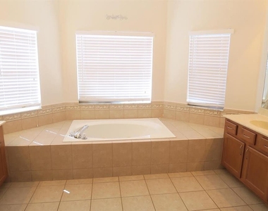 2906 Sweetspire Circle - Photo Thumbnail 15