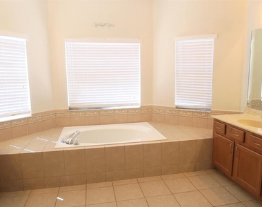 2906 Sweetspire Circle - Photo Thumbnail 14