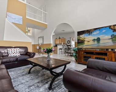 526 Windsor Place - Photo Thumbnail 3