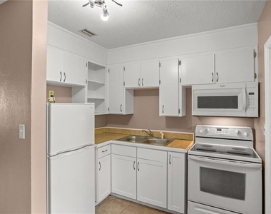 2152 Ne 3rd Street - Photo Thumbnail 3