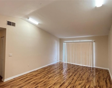 5169 Vineland Road - Photo Thumbnail 10