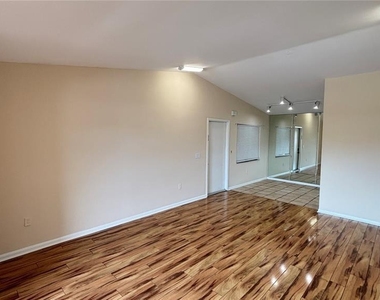 5169 Vineland Road - Photo Thumbnail 9