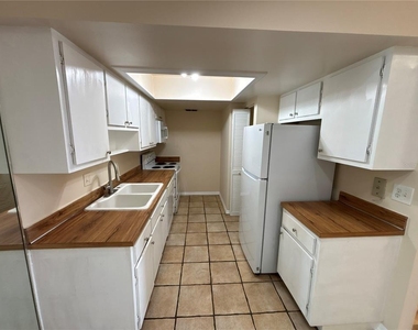 5169 Vineland Road - Photo Thumbnail 4