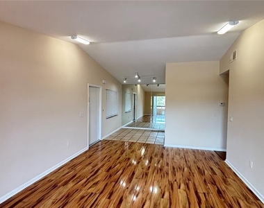 5169 Vineland Road - Photo Thumbnail 12