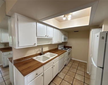 5169 Vineland Road - Photo Thumbnail 3