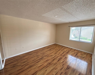 5169 Vineland Road - Photo Thumbnail 17