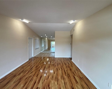 5169 Vineland Road - Photo Thumbnail 8