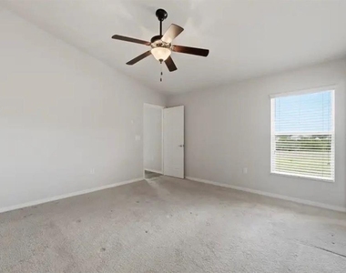 202 Highland Meadows Place - Photo Thumbnail 6