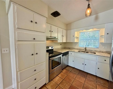 2619 E Washington Street - Photo Thumbnail 5