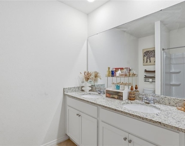 2735 Numa Falls Avenue - Photo Thumbnail 23