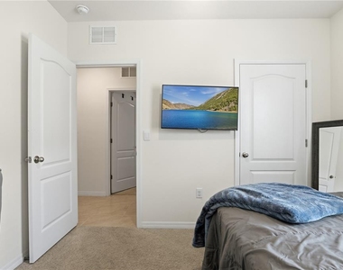 2735 Numa Falls Avenue - Photo Thumbnail 29