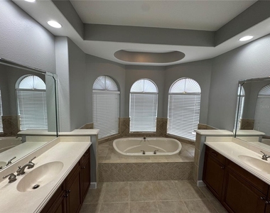 142 Harrington Court - Photo Thumbnail 11