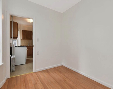 West 47th Street - Photo Thumbnail 4