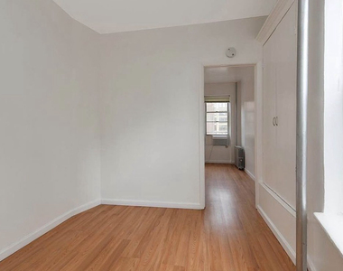 West 47th Street - Photo Thumbnail 6