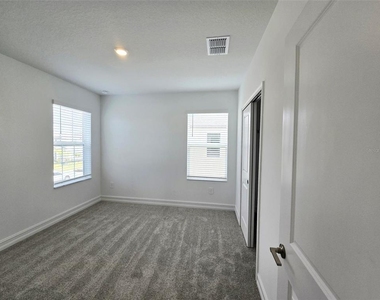 11757 71st Avenue E - Photo Thumbnail 12