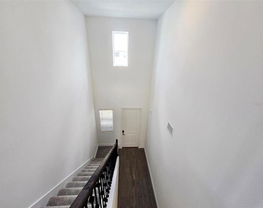 11757 71st Avenue E - Photo Thumbnail 4