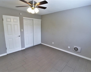 3001 Bee Ridge Road - Photo Thumbnail 4
