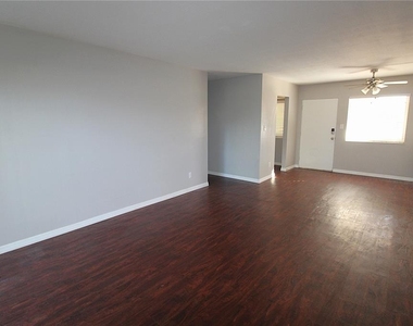 3001 Bee Ridge Road - Photo Thumbnail 12