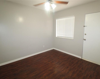 3001 Bee Ridge Road - Photo Thumbnail 14