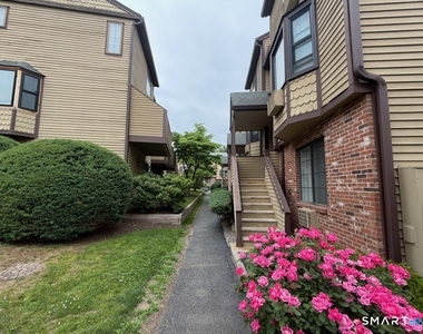 8 Oakwood Avenue - Photo Thumbnail 2